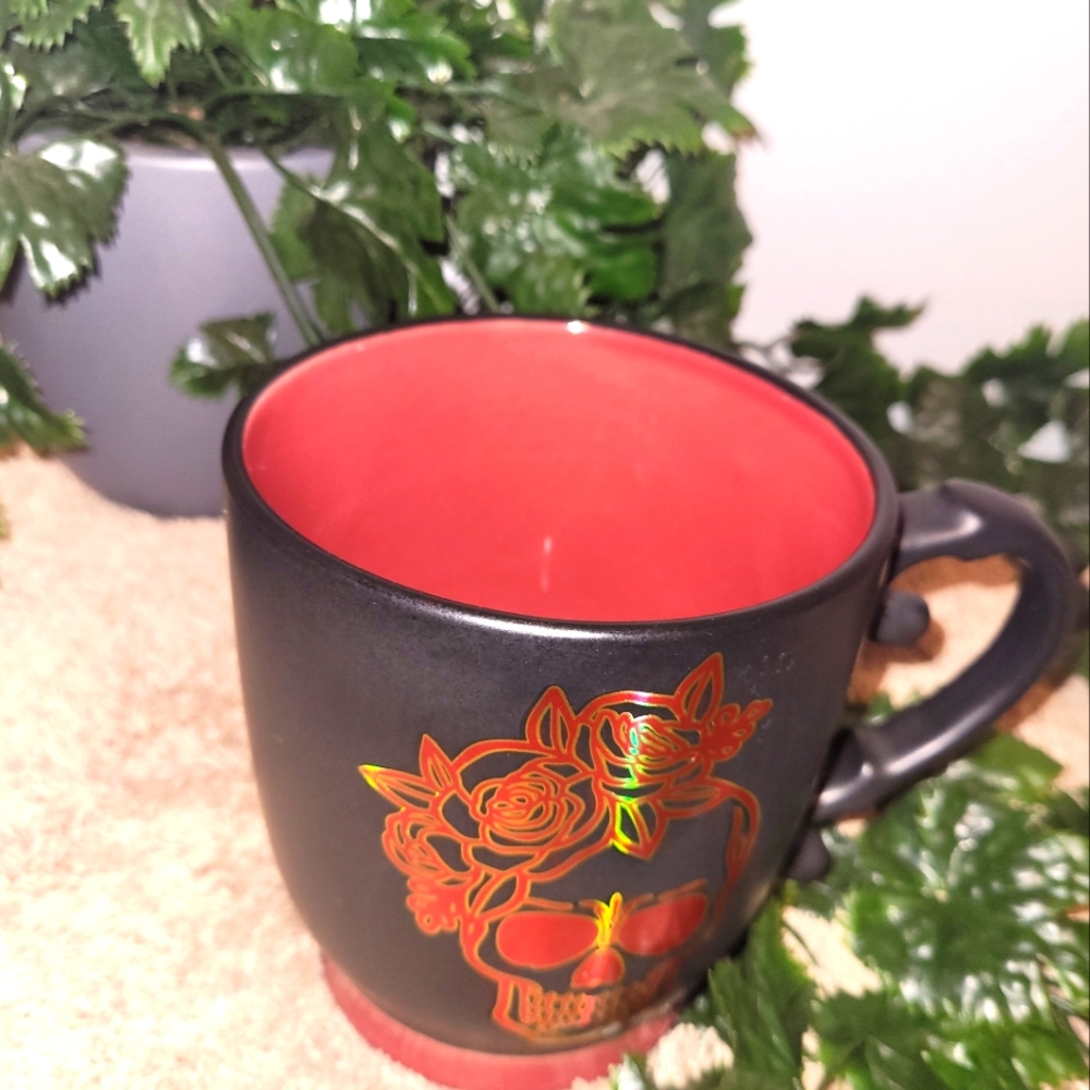 Coffee or chocolate mug, black with skull of roses. Halloween - Picture 3 of 4